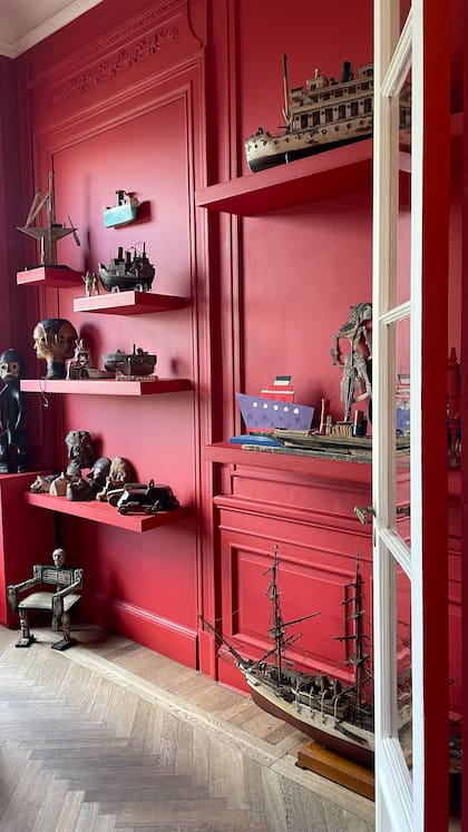 Testa era un apasionado coleccionista de maquetas de barcos y de máscaras africanas que traía de viajes. Las últimas se exhibían en el living de la casa familiar.