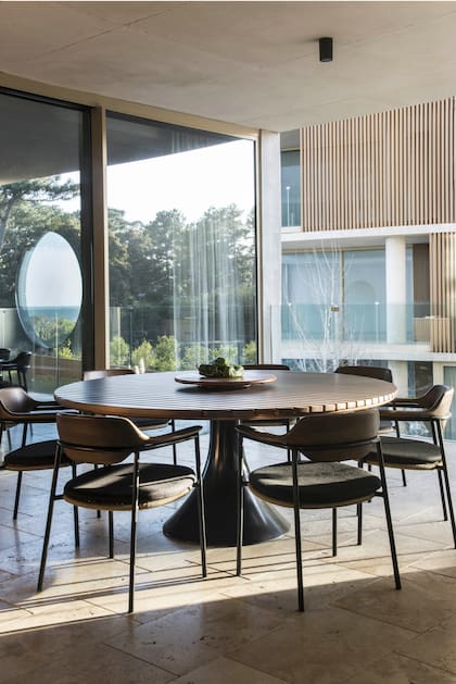 La segunda terraza está dispuesta del lado del bosque, con una mesa circular de madera maciza acompañada por las sillas ‘Ella’ (Sollos).