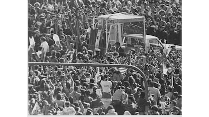 Fervor en la gente por el paso del "Papamóvil"