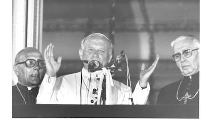 Juan Pablo II en el balcón de la Nunciatura, acompañado por los cardenales Raúl Francisco Primatesta y Juan Carlos Aramburu