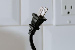 La seguridad de los dispositivos es una de las razones por las que los enchufes tipo A tienen orificios