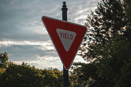 La selak que el conductor debe reducir la velocidad a un nivel seguro y ceder el derecho de paso a cualquier vehículo, ciclista o peatón que circule por la vía a la que se va a incorporar o cruzar