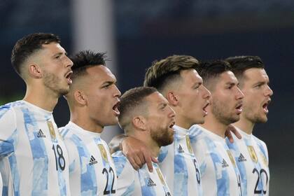 La selección argentina canta su himno nacional, previo al encuentro frente a Colombia: en el centro, Papu Gómez, que se destacó