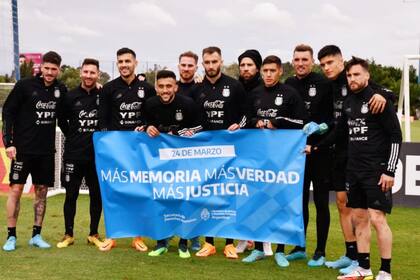 La selección argentina con una bandera por el Día de la Memoria, el 24 de marzo de 2022