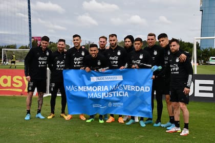 La selección Argentina de Fútbol posó este jueves en el predio que la AFA tiene en Ezeiza con el cartel por "más memoria, más verdad y más justicia" en el día nacional de la Memoria