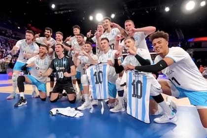 La selección argentina de vóleibol logró un gran triunfo sobre Francia en la Liga de Naciones y lo festejó de manera muy particular: con camisetas de Lionel Messi en tierra francesa.