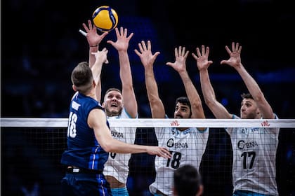 La selección argentina de vóleibol sufrió una aplastante derrota a manos de Italia, última campeona del mundo, y se despidió de la Nations League en los cuartos de final