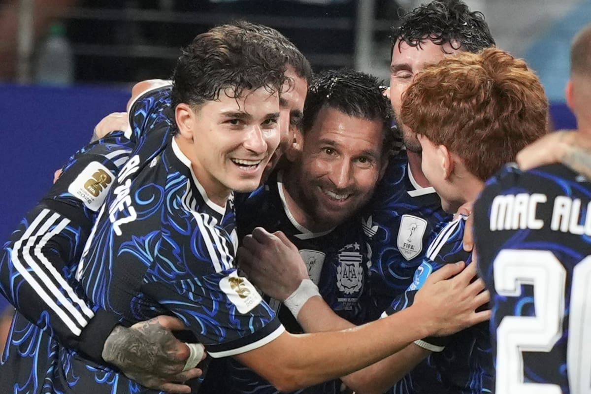 La selección argentina enfrenta a Inglaterra con la camiseta alternativa