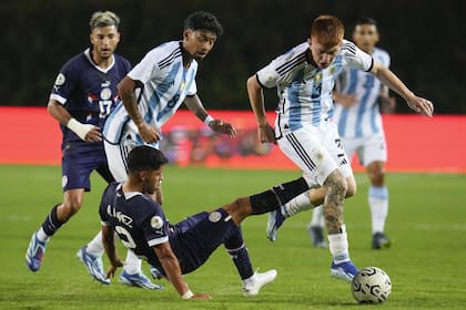 La selección argentina enfrenta a Paraguay en su primer partido en el Preolímpico a París 2024