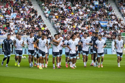 La selección argentina entrenó en Elche antes de viajar a Angola, ante más de 20 mil espectadores