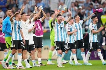 La selección argentina festeja ante su hinchada el triunfo ante México, por la fecha 2 del grupo C de la Copa del Mundo