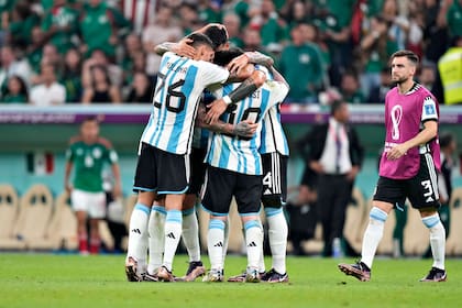 La selección argentina festeja el triunfo ante México y sigue su camino en el fixture del mundial 2022.
