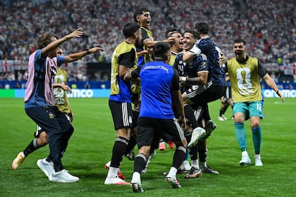 La selección argentina festeja el triunfo frente a Inglaterra