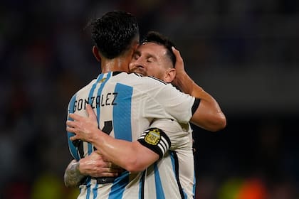 La selección argentina goleó a Curazao en su segundo partido después del Mundial Qatar 2022 y celebró en el interior