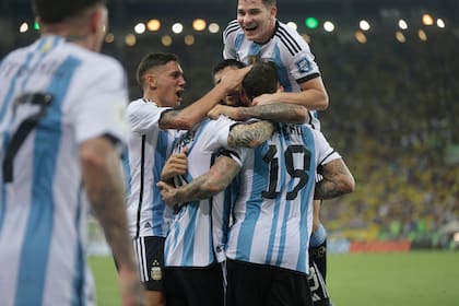La selección argentina le ganó a Brasil en el estadio Maracaná y continúa en lo más alto de la tabla de posiciones