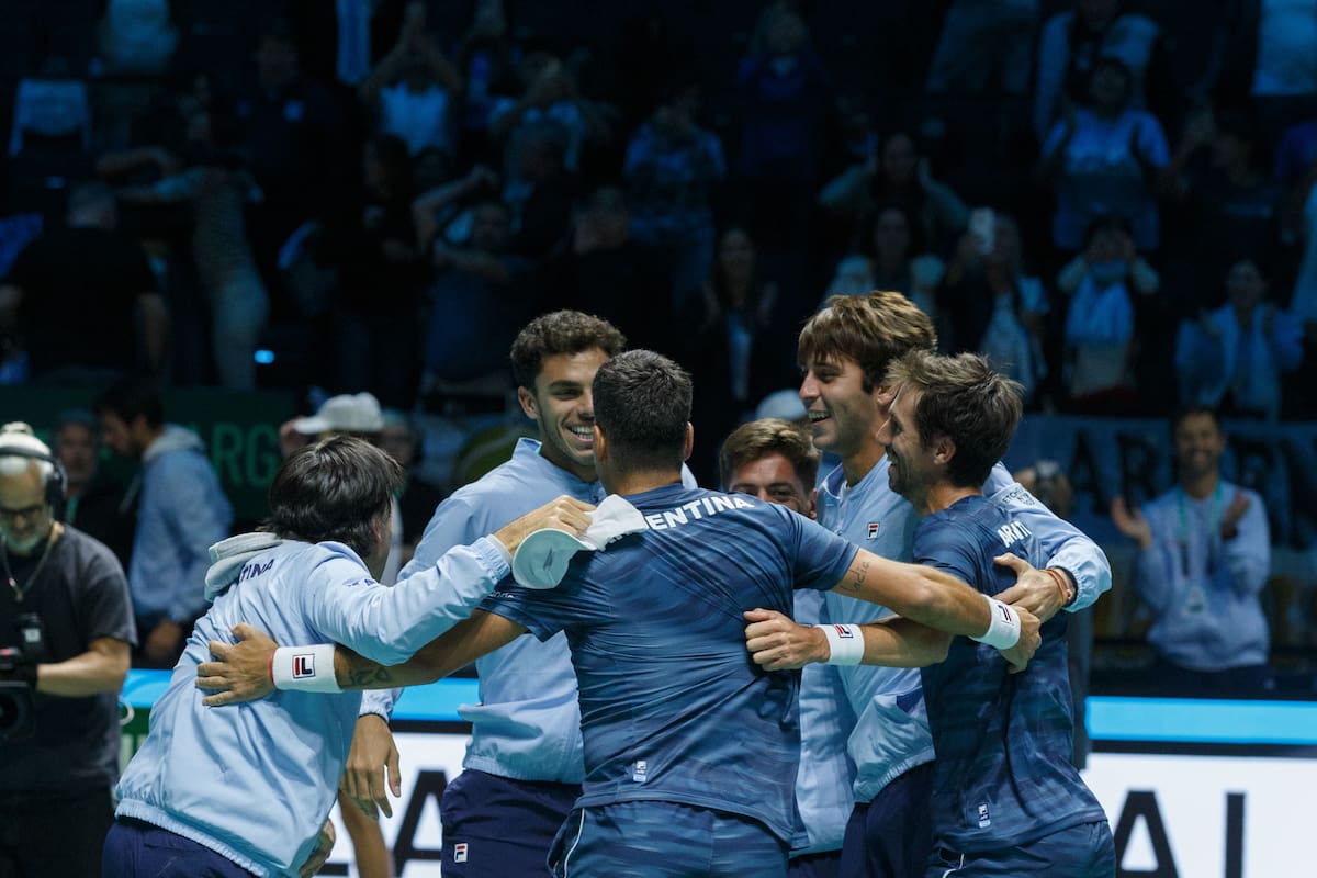 La selección argentina logró el segundo puesto en el grupo D de la Copa Davis y avanzó a los cuartos de final