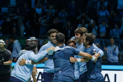 La selección argentina logró el segundo puesto en el grupo D de la Copa Davis y avanzó a los cuartos de final
