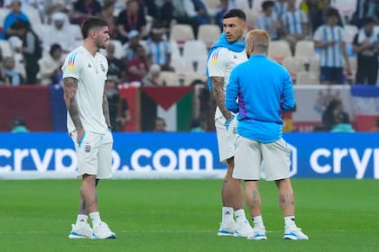 La selección argentina reconoce el campo de juego en la previa del partido por la Final de la Copa del Mundo