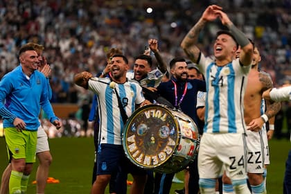 La selección Argentina se consagró campeón de la Copa del Mundo de Qatar 2022; el festejo encabezado por Enzo Fernández y el Kun Agüero a cargo del bombo en la vuelta olímpica