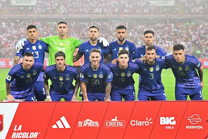 La selección argentina se llevó un cómodo triunfo por 2-0 sobre Perú en Lima, gracias a un doblete de Lionel Messi