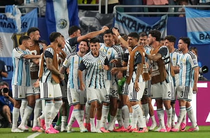 La selección argentina sufrió en 16vos de final, pero eliminó a Cabo Verde y se metió en octavos