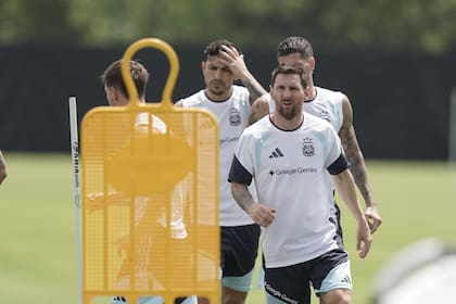 La selección argentina volvió a entrenar este sábado y recibió el apoyo de una multitud; las autoridades estiman que habrá 30 mil argentinos en el debut