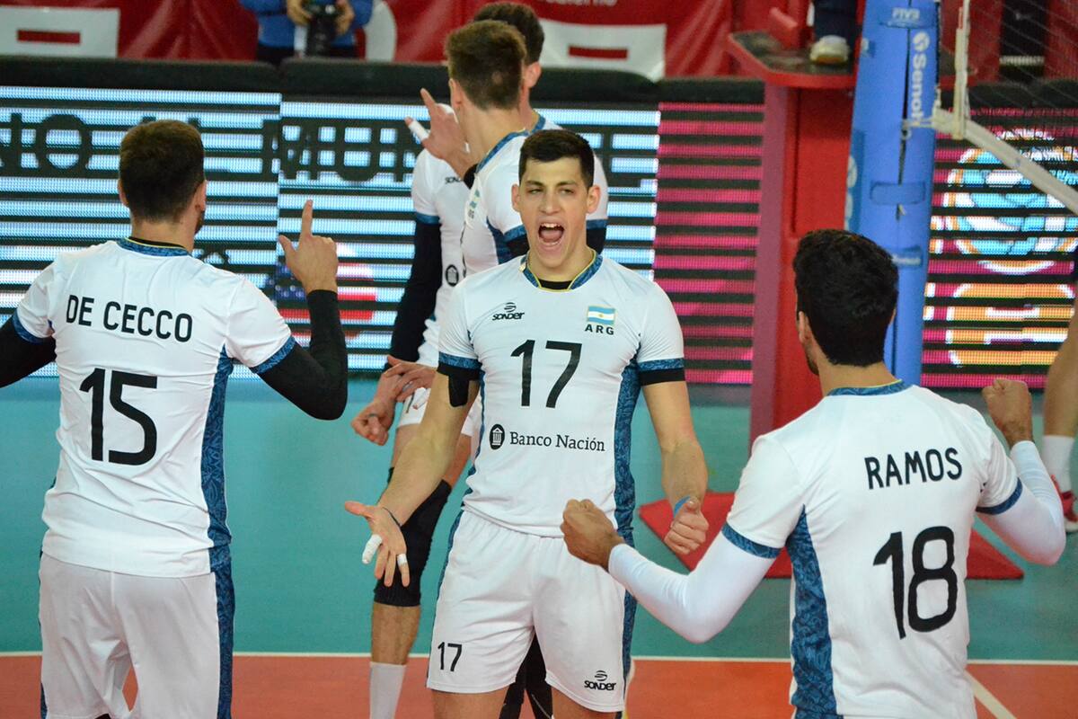La selección argentina volvió a imponerse en el Monumental del Voley