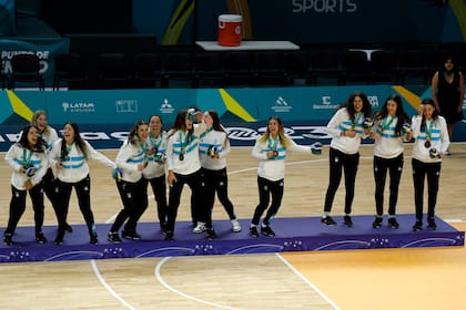La selección de básquet bailó en el podio, como no podía ser de otra manera tras conseguir la primera medalla de su historia