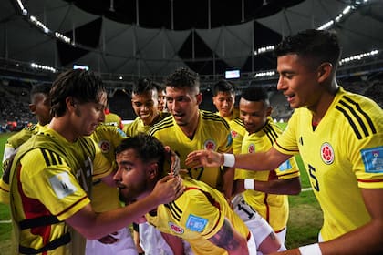 La selección de Colombia se aseguró un lugar en octavos de final gracias al triunfo 2 a 1 ante Japón con goles de Yaser Asprilla y Tomás Ángel