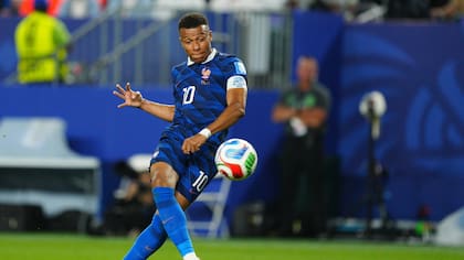 La selección de Francia, de la que forma parte Kylian Mbappé, deberá enfrentar este martes a Suecia (AP Foto/Derik Hamilton)