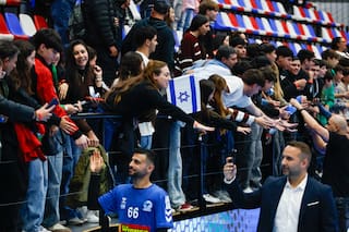 Música, autógrafos, selfies y un partido europeo con hinchas argentinos a 12.000 kilómetros de su sede original