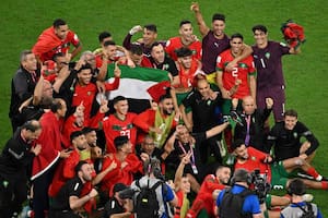 La selección de Marruecos celebra con la bandera palestina