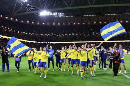 La selección de Suecia festeja la clasificación tras derrotar por 3-2 en el repechaje el martes pasado a Polonia en el Strawberry Arena, de Solna.