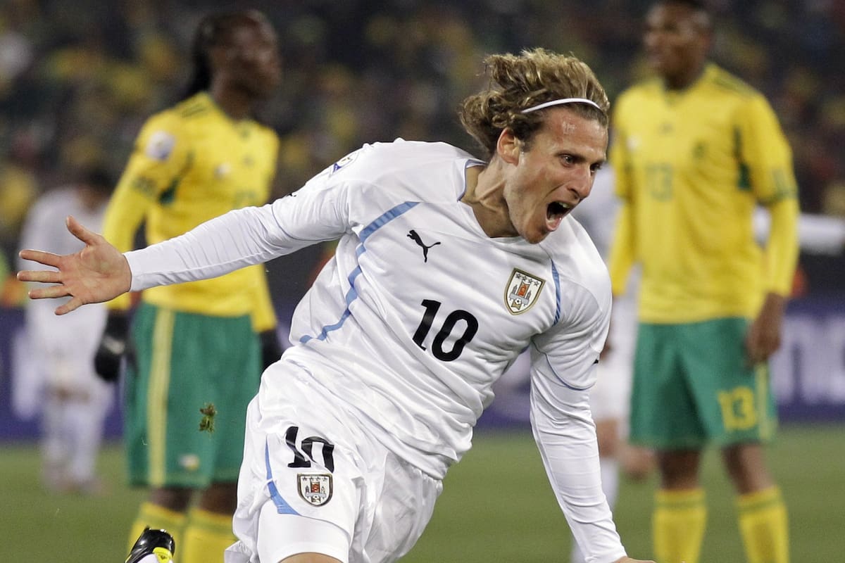La selección de Uruguay ya tiene el reemplazante de Marcelo Bielsa: “Diego Forlán vuelve a casa”.