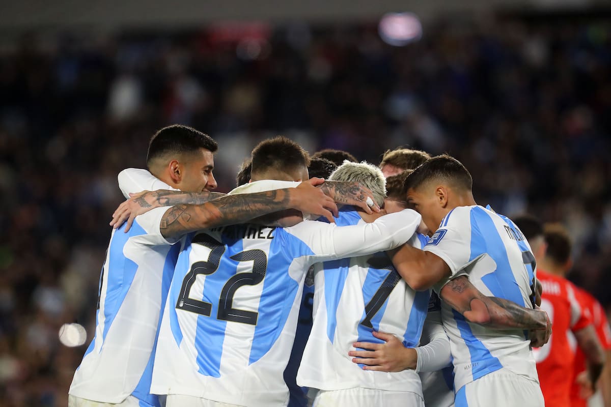 La selección es un racimo en el festejo de gol: goleó a Chile en el Monumental