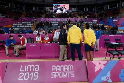 El equipo colombiano, en el momento en que se esperaba la resolución del incidente.