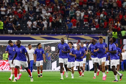 La selección francesa, durante el calentamiento previo al partido con España, por la primera semifinal del Mundial 2026