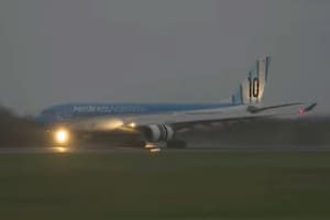 La selección aterrizó en Ezeiza y una multitud aguarda en las afueras del aeropuerto