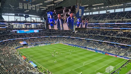 La selección llegó al estadio de Dallas y se mostró en la pantalla