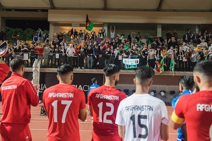 La selección masculina de Afganistán es saludada por su hinchada luego de vencer a Indonesia por 1 a 0, en un partido jugado en Turquía