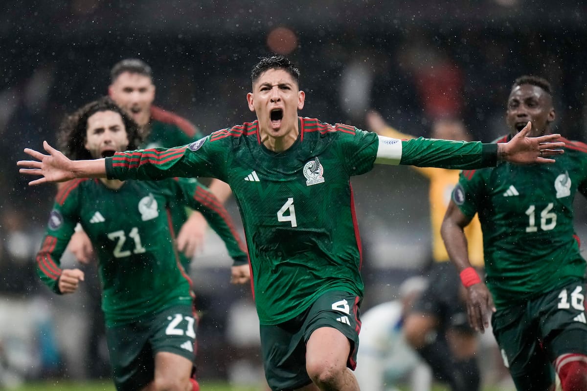 La selección mexicana enfrenta una renovación en sus talentos. (AP Foto/Eduardo Verdugo)