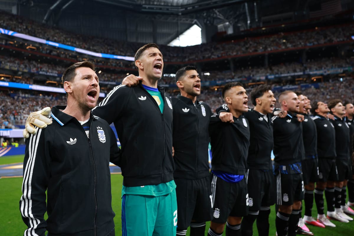 La selección no cantó el himno contra Inglaterra... ¡lo gritó!