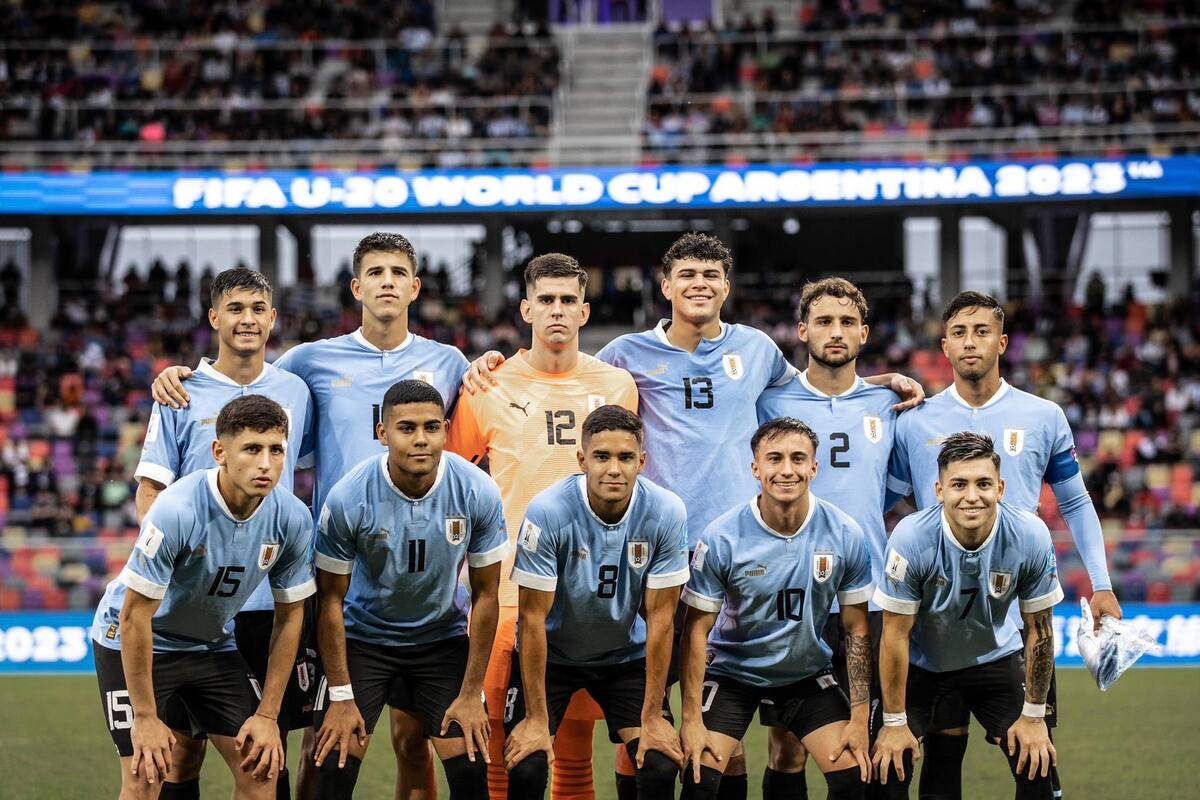 La selección uruguaya es la única de Sudamérica en carrera; la garra charrúa afloró en cuartos de final y el equipo sonríe