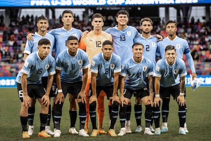 La selección uruguaya es la única de Sudamérica en carrera; la garra charrúa afloró en cuartos de final y el equipo sonríe