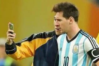 La selfie con Messi en pleno partido