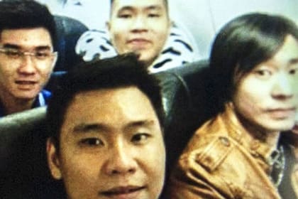 La selfie de Hendra Gunawan Syawal con sus amigos en el vuelo QZ8501