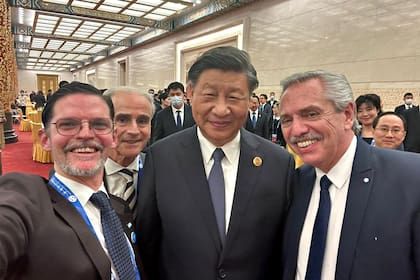 La selfie de presidentes: el embajador Sabino Vaca Narvaja, el presidente de China, Xi Jimping, y Alberto Fernández.
