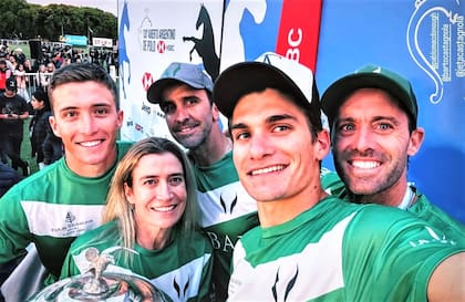 La selfie del campeón 2023 junto a Camila Cambiaso: Barto, Mac Donough, Jeta y Facundo Pieres