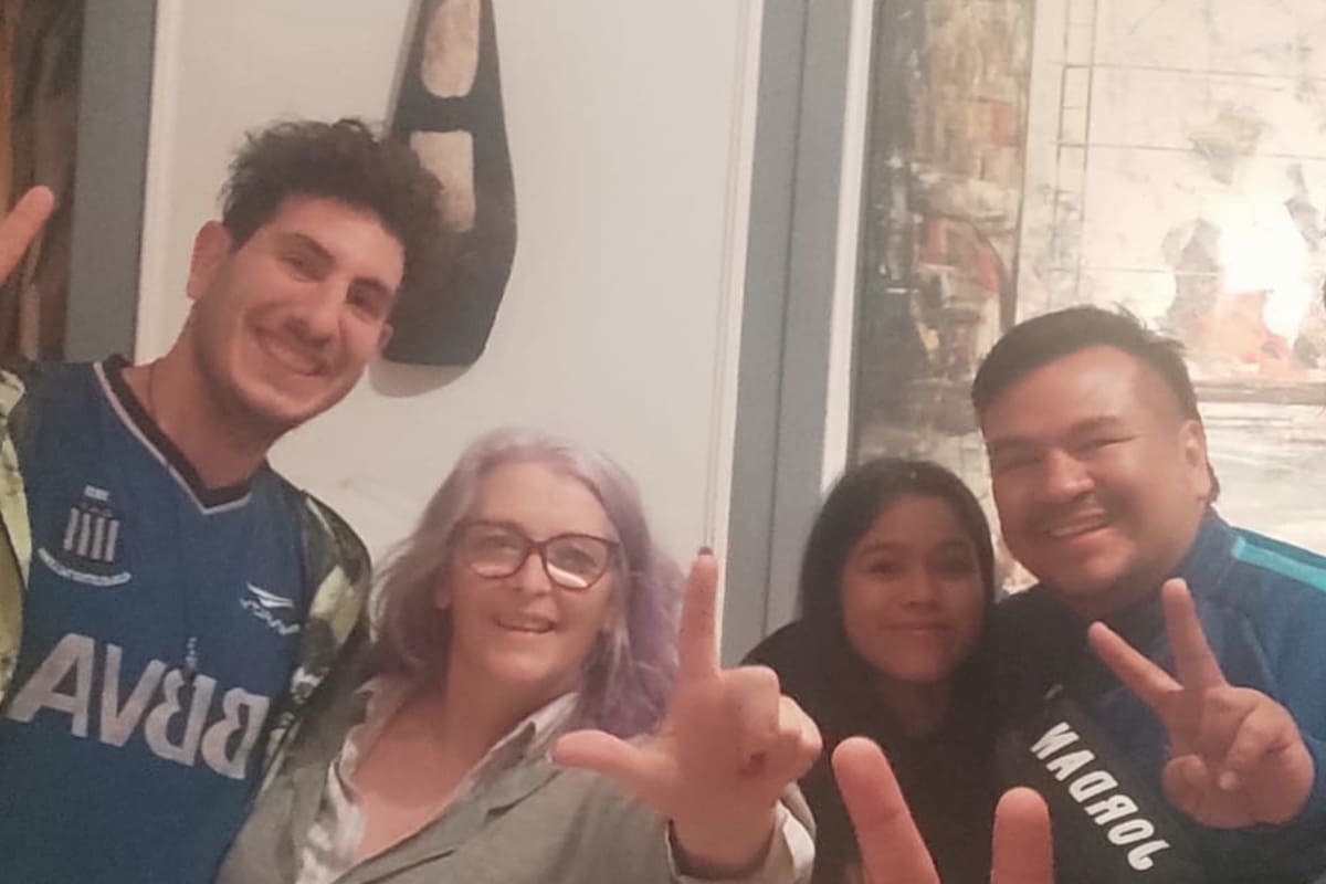 La selfie que se sacaron los militantes kirchneristas junto a la vecina de Cristina