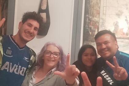 La selfie que se sacaron los militantes kirchneristas junto a la vecina de Cristina